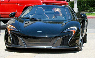 Paris Hilton heeft haar McLaren