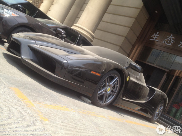 Zwarte Enzo Ferrari staat stof te happen in China