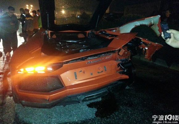 Boom! Brutto incidente tra Aventador e... Prius!